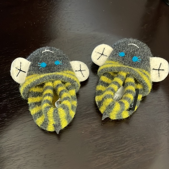 ADORABLE Garnet Hill 0-6month Bee Slippers - Picture 6 of 6